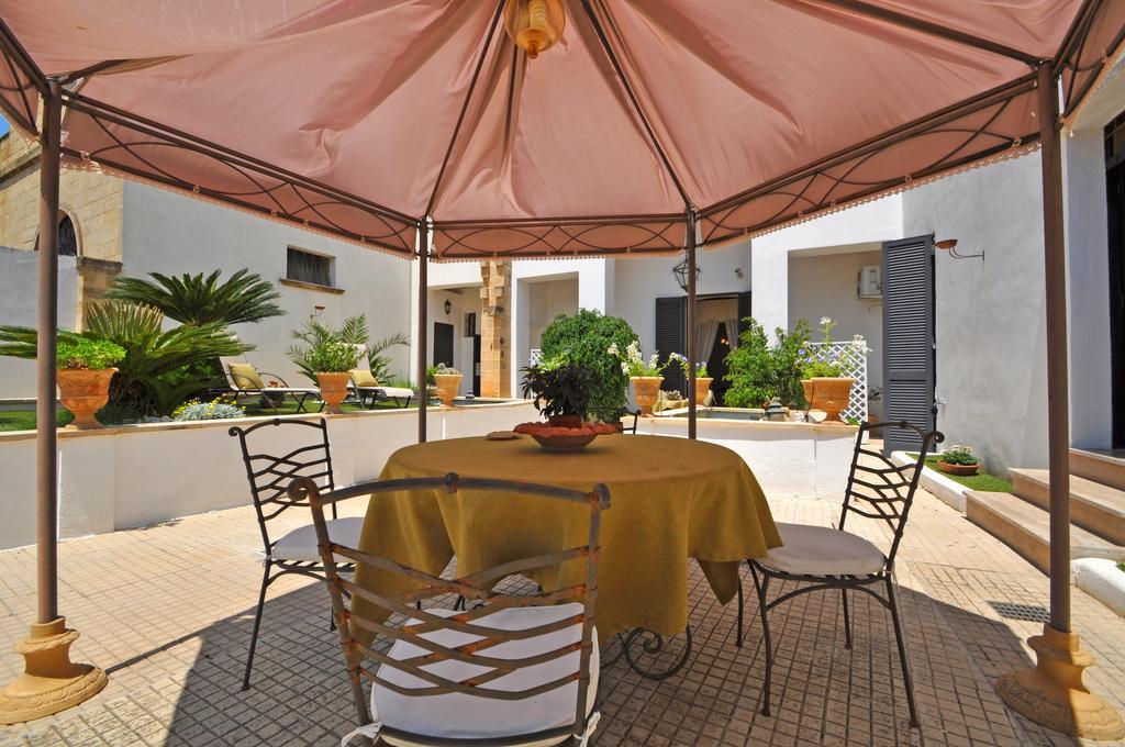 Palazzo De Donatis B&B Melissano Bagian luar foto