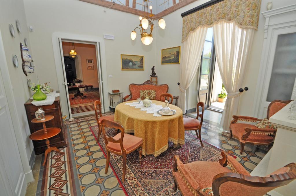 Palazzo De Donatis B&B Melissano Bagian luar foto