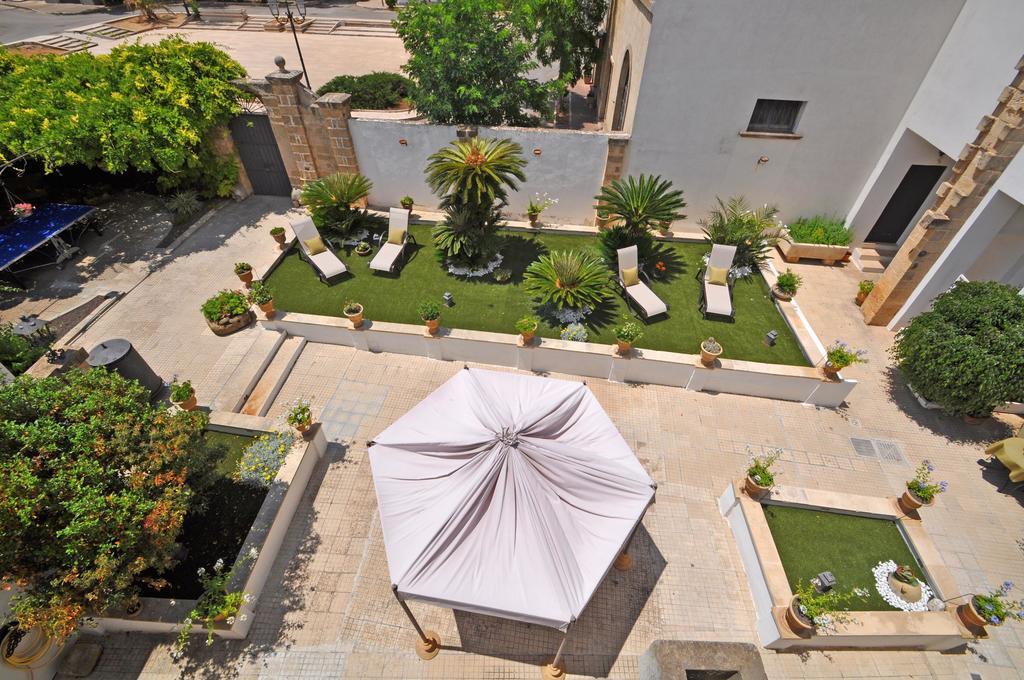 Palazzo De Donatis B&B Melissano Bagian luar foto
