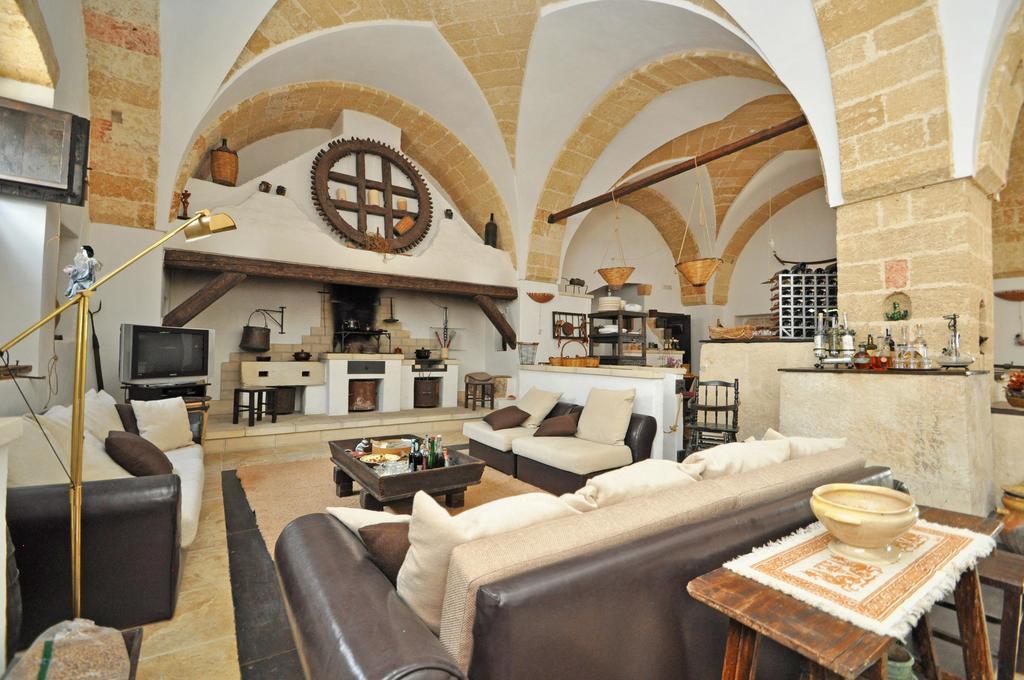 Palazzo De Donatis B&B Melissano Bagian luar foto