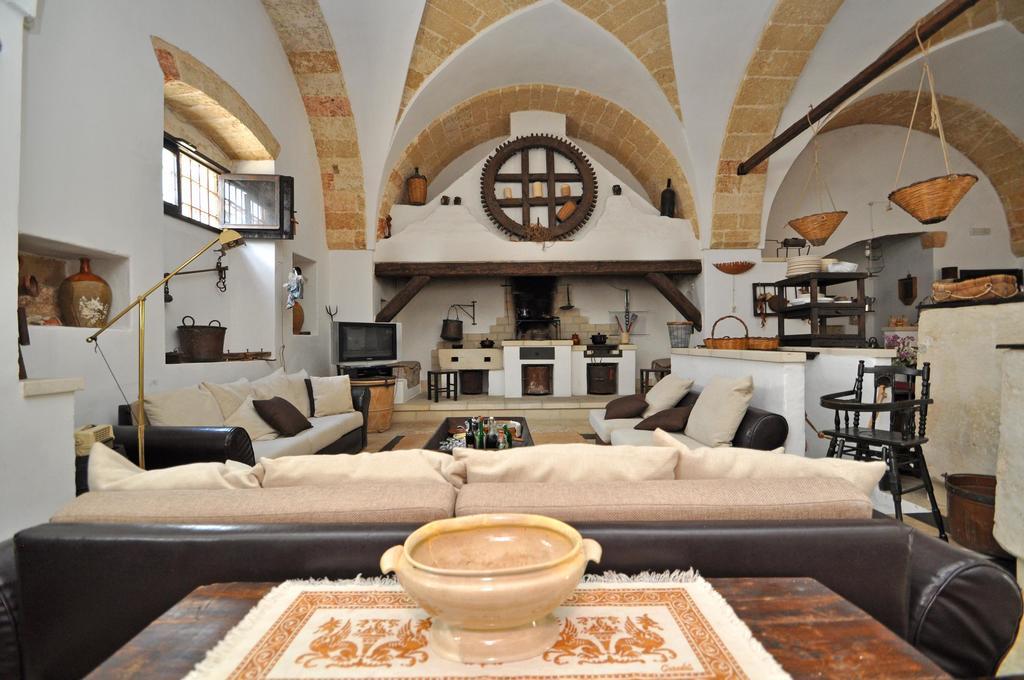 Palazzo De Donatis B&B Melissano Bagian luar foto