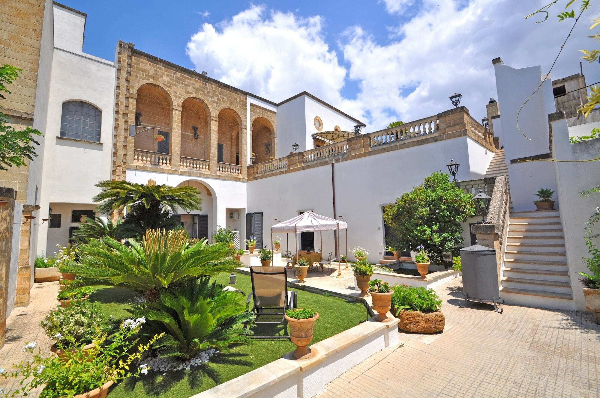 Palazzo De Donatis B&B Melissano Bagian luar foto